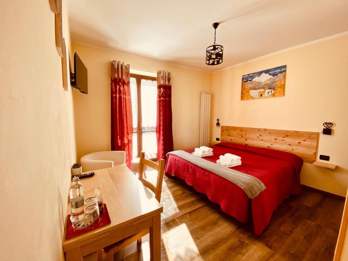 Hotel Piccolo Chalet Claviere Eksteriør billede